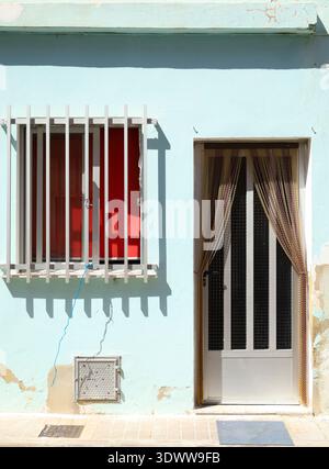 Blau lackierte Fassade mit Aluminium- und Glastür mit Kunststoffvorhang Stockfoto