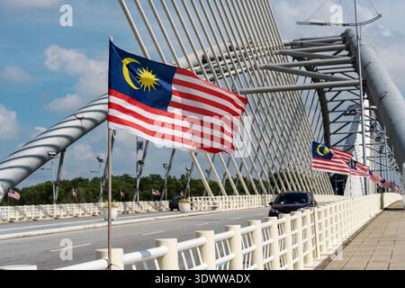 Reihen malaysischer Flagge in Putrajaya Malaysia Stockfoto