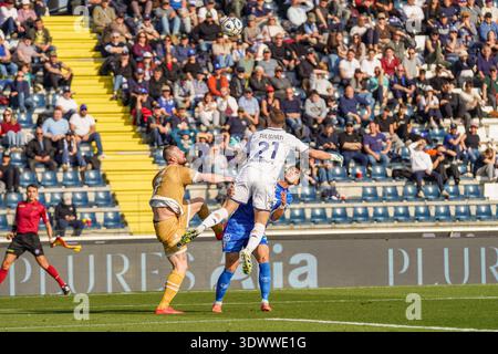Empoli, Italien. Februar 2026. Alberto Cerri (Cesena FC) gegen Andrea Fulignati (Empoli FC) während des Spiels Empoli FC gegen Cesena FC, italienisches Fußball-Spiel der Serie B in Empoli, Italien, 28. Februar 2026 Credit: Independent Photo Agency/Alamy Live News Stockfoto