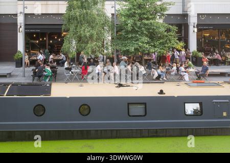 Im Paddington Central, London, können Gäste im Freien speisen und die Atmosphäre am Kanal genießen. Stockfoto
