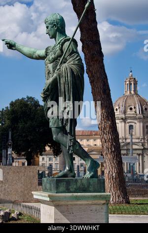 Kaiser Augustus Bronze Statue entlang der Via dei Fori Imperiale vor dem Forum Augustus Italien Rom Europa Stockfoto