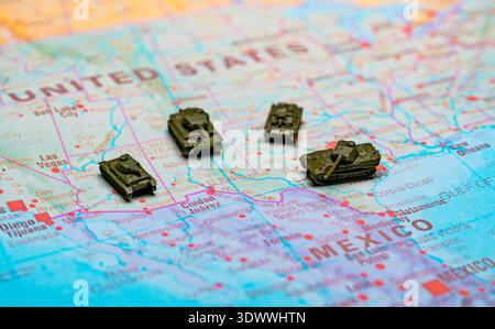 Militärpatrouille und Grenzschutz auf der Karte USA Mexiko. Stockfoto