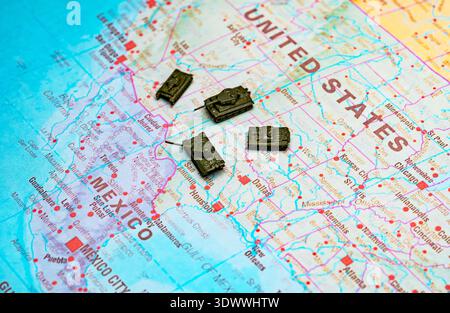Militärpatrouille und Grenzschutz auf der Karte USA Mexiko. Stockfoto