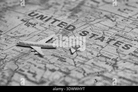 Konzeptuelles Bild von Flugzeugabsturz und Flugunfall auf der US-Karte. Stockfoto