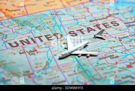 Konzeptuelles Bild von Flugzeugabsturz und Flugunfall auf der US-Karte. Stockfoto