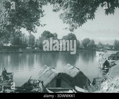 Srinagar ist die wichtigste Stadt der Kaschmir-Region und liegt im Kaschmir-Tal am Fluss Jhelum. Dieses Archivbild aus der Sammlung der Mission Covenant Church of Sweden dokumentiert eine Flussszene in Srinagar in der ersten Hälfte des 20. Jahrhunderts. Stockfoto
