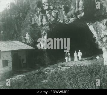 0964.a.1734 20. Jahrhundert, erste Hälfte Svenska: Grotta på Kuling (Guling), Kina ist das Motiv dieses Archivfotos, das auf Englisch als Eingang zur Feenhöhle (Xianren Dong) in Lushan identifiziert wurde. Der Archivbericht ist im Bildsamling 0964 von Equmeniakyrkan und Svenska Missionsförbundet erhalten. Stockfoto