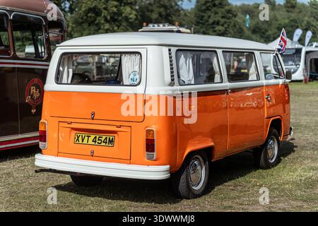 Restaurierter 1973-74 Volkswagen T2 Bay Campervan XVT 454M in Orange und weiß auf der Astle Park Rally 2025. Stockfoto