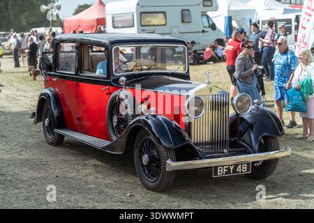 Rolls-Royce 20/25 Limousine BFY 48 in rot und schwarz auf der Astle Park Traction Engine Rally 2025. Stockfoto