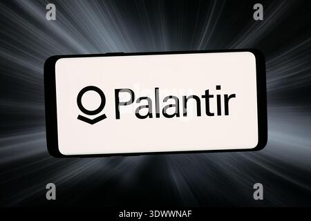 Stuttgart, Deutschland - 25.02.2026: In dieser Fotoabbildung ist das Logo des Analyseunternehmens Palantir Technologies Inc. Auf einem Smartphone zu sehen Stockfoto