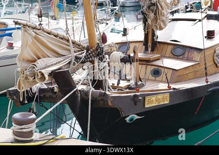 Nahaufnahme des klassischen hölzernen Segelboots 'Sia Posi' mit Takelage im Hafen von Menton. Menton, Frankreich Stockfoto