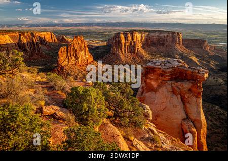 Das Licht am frühen Morgen fängt das Independence Monument und die Pracht des Colorado National Monument ein. Stockfoto