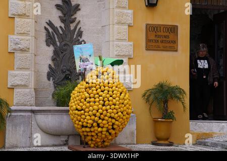 Riesige Zitronenskulptur vor der Boutique Coqui Coqui Parfums in Menton, französische Riviera. Menton, Frankreich Stockfoto