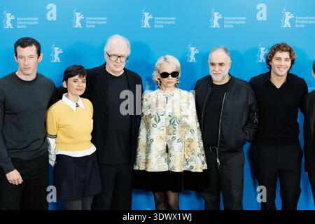 Callum Turner, Elena Anaya, Tracy Letts, Pamela Anderson, Karim Ainouz und Lukas Gage nehmen an den Posen beim Fotobesuch „Rosenstrauchschnitt“ während des 76 Stockfoto