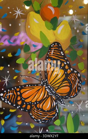 Handgemaltes Schaufenster mit Monarchschmetterling und Zitrusfrüchten in lebhaften Farben. Menton, Frankreich Stockfoto