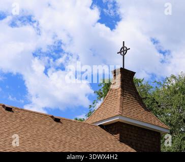 Keltisches Kreuz in der historischen Kapelle mit blauem Himmel und Wolken Stockfoto
