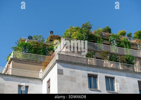 Ein modernes Gebäude in Turin verfügt über grüne Balkone mit Pflanzen und Sträuchern. Der senkrechte Garten ist ein eindrucksvolles Beispiel für Öko-Freund Stockfoto