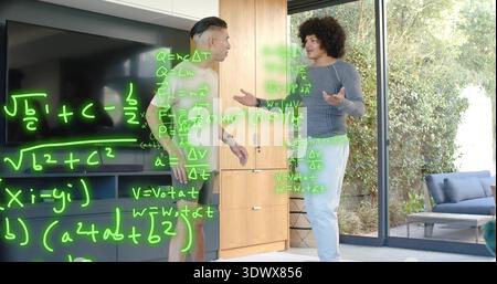 Zwei Männer diskutieren, die im Wohnzimmer Mathematik mit Neonformeln erklären, einer in Shorts Stockfoto