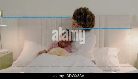 Erwachsene Frau, die schlafendes Kind auf dem Bett hält, rosa Pyjama, weißes Oberteil, brauner Teddy, Lampe Stockfoto