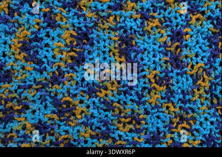 Gestrickte Wollstruktur, kuschelige und warme gemusterte Stoffoberfläche, weicher und flauschiger Hintergrund. Stockfoto