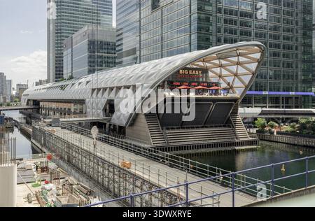London, Großbritannien - 18. Juni 2025 - die schiffsähnliche Silhouette des Crossrail Place ist ein Wahrzeichen der Canary Wharf und rühmt sich eines der längsten zusammenhängenden Orte Großbritanniens Stockfoto