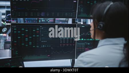 Professional Lady arbeitet auf mehreren Displays im technologisch fortschrittlichen Digital Center. Konzept der innovativen Vermittlung, Effizienz, Innovation im großen Finanzumfeld von Unternehmen. Stockfoto