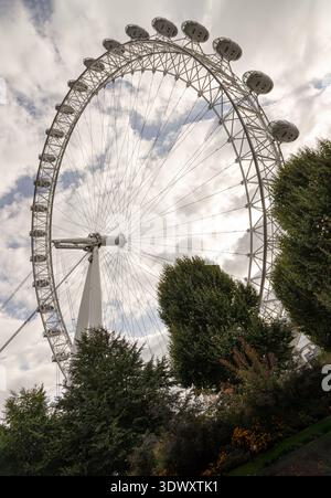 London, Großbritannien - 18. August 2025 - das London Eye, auch bekannt als Millennium Wheel, ist eine berühmte, auskragende Beobachtung Stockfoto
