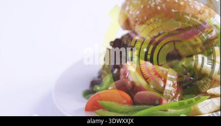Auf weißem Tisch mit Sesambrötchen, dunklem Grün, Kirschhälften, Erbsen, HUD-Überzug Stockfoto