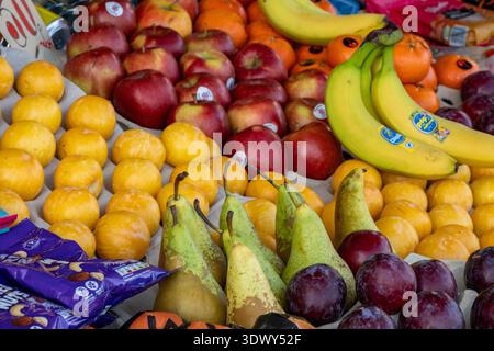 Farbenfrohe Auswahl an frischem Obst in einem Marktstand für Grengrosser, frisches Obst in einem Marktplatz. Stockfoto
