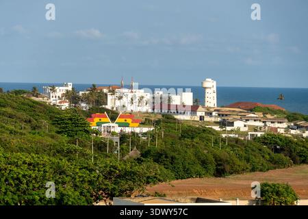 Blick auf den Atlantik von Osu Castle aus, wo Gefangene zu Sklavenschiffen gebracht wurden. Stockfoto