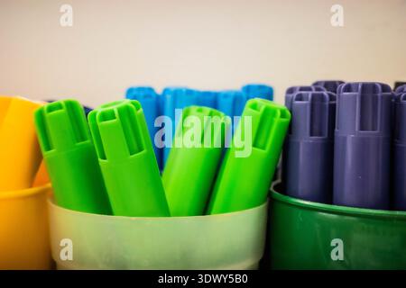 Bunte Stifte aus der Nähe in Behältern Bildungs- und Kreativkonzept Stockfoto