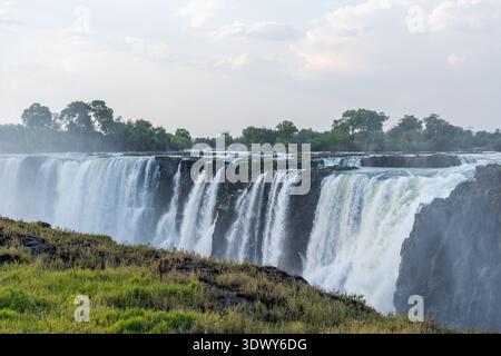 Große und majestätische Victoria Falls, die an einem Frühlingsabend in Simbabwe im südlichen Afrika fließen Stockfoto
