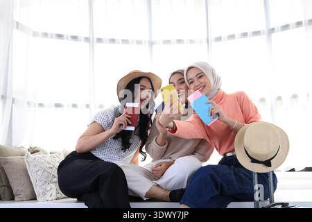 Glückliche junge asiatische Freundinnen, die Selfie mit Ticket und Reisepass vor den Ferien im Sommer nehmen, Reisekonzept Stockfoto