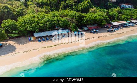 Tropische Küsten-Drohne mit Sandstrand und türkisfarbenem Meer auf Bali. Stockfoto