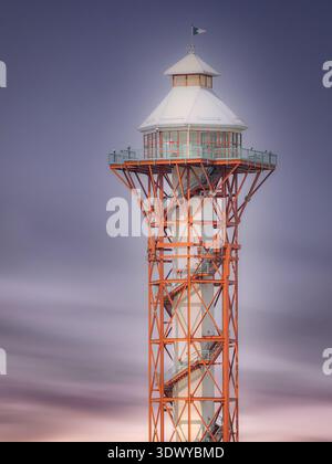 Der Bicentennial Tower erhebt sich bei Sonnenuntergang über dem Lake Erie, Erie, Pennsylvania, USA Stockfoto