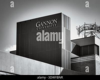 Außengebäude der Gannon University mit moderner Architektur und Kommunikationsturm, Erie, Pennsylvania, USA Stockfoto