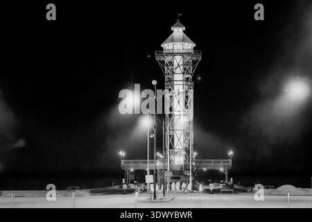 Bicentennial Tower, beleuchtet bei Nacht an der Uferpromenade von Erie, Pennsylvania, USA, Schwarzweiß-Fotografie Stockfoto