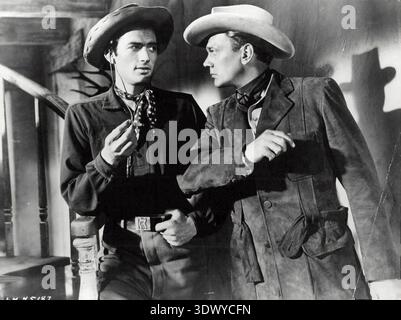 Gregory Peck und Joseph Cotten sind in einem Schwarzweiß-Pressefoto vom psychologischen Western *Duel in the Sun* aus dem Jahr 1946 festgehalten. Die in Cowboykleidung gekleideten Schauspieler scheinen in einem angespannten und ernsthaften Gespräch zu sein, das die dramatischen Themen des Films widerspiegelt. Stockfoto