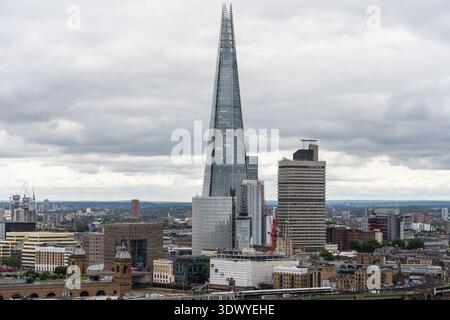 The Shard, ein 310 Meter hoher Wolkenkratzer, der von Renzo Piano entworfen wurde, dominiert die Londoner Skyline. Von der Kuppel der St. Paul's Cathedral aus gesehen Stockfoto