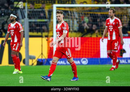 Serge Gnabry, Joshua Kimmich und Harry Kane (Muenchen) beim Spiel der 1. Bundesliga - Borussia Dortmund gegen FC Bayern München (Endstand 2:3) am 28.2.2026 im Signal Iduna Park in Dortmund Serge Gnabry, Joshua Kimmich und Harry Kane (München) während des Bundesliga-Spiels - Borussia Dortmund gegen FC Bayern München (Endstand 2:3) am 28. Februar 2026 im Signal Iduna Park in Dortmund Stockfoto