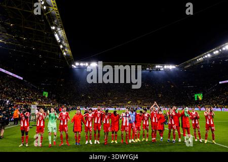 DORTMUND, DEUTSCHLAND - 28. FEBRUAR: Die Spieler von Bayern München feiern den Sieg ihrer Mannschaft nach dem Bundesliga-Spiel zwischen Borussia Dortmund und FC Bayern München am 28. Februar 2026 im Signal Iduna Park in Dortmund. (Foto: Rene Nijhuis) Stockfoto