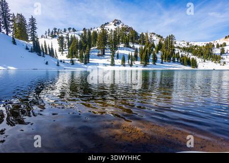 Panoramablick auf den Winter zeigt die schneebedeckten Ridge Lakes im Lassen Volcanic National Park California Stockfoto
