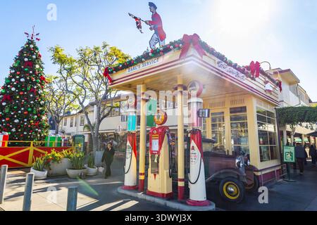 Los Angeles, CA, USA - 01. Dezember 2025: Alte Gilmore-Tankstelle auf dem ursprünglichen Bauernmarkt in Los Angeles Stockfoto