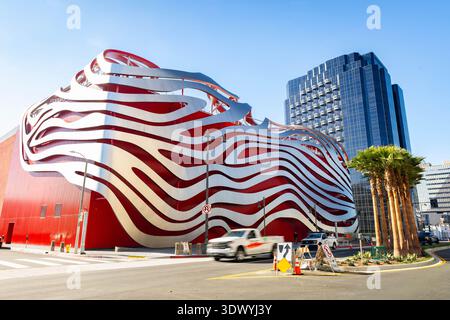Los Angeles, CA, USA - 01. Dezember 2025: Dynamische rote und silberne Stahlbänder umschließen das legendäre Petersen Automotive Museum in Los Angeles Stockfoto