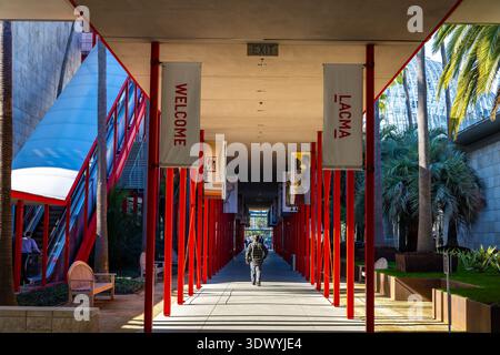 Los Angeles, CA, USA - 01. Dezember 2025: Moderne architektonische Fassade des Los Angeles County Museum of Art Stockfoto