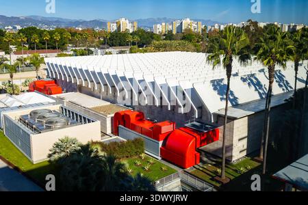 Los Angeles, CA, USA - 01. Dezember 2025: Moderne architektonische Fassade des Los Angeles County Museum of Art Stockfoto