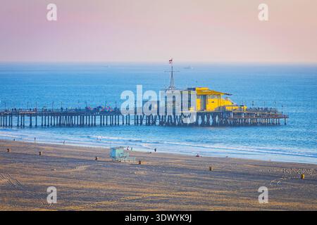 Malerischer Blick auf den Sonnenuntergang auf den Santa Monica Pier mit Blick auf den Strand und den Pazifik in Kalifornien Stockfoto