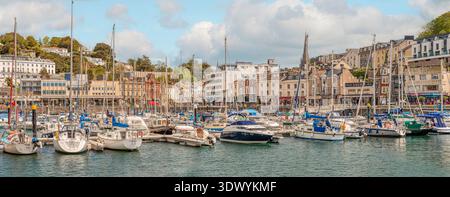 Panorama des Hafens und des Yachthafens von Torquay in Torbay, Devon, England mit Booten, Uferpromenade und historischen Gebäuden der englischen Riviera Stockfoto