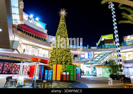 Los Angeles, CA, USA - 01. Dezember 2025: Im modernen Outdoor-Shopping-Center erstrahlen festliche Feiertage Stockfoto