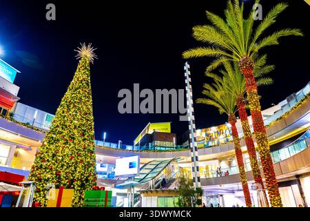 Los Angeles, CA, USA - 01. Dezember 2025: Im modernen Outdoor-Shopping-Center erstrahlen festliche Feiertage Stockfoto